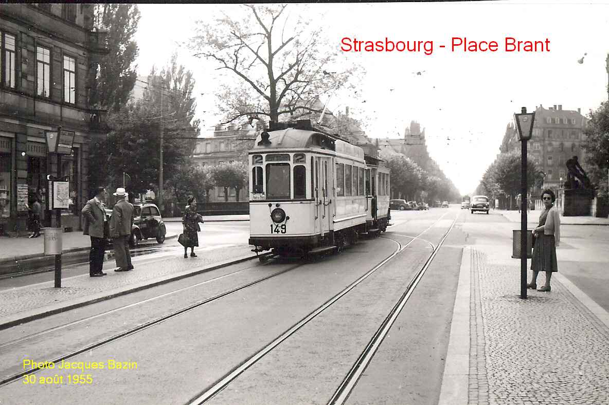 La motrice  n� 149 et une remorque sur la ligne 2, Place Brant.